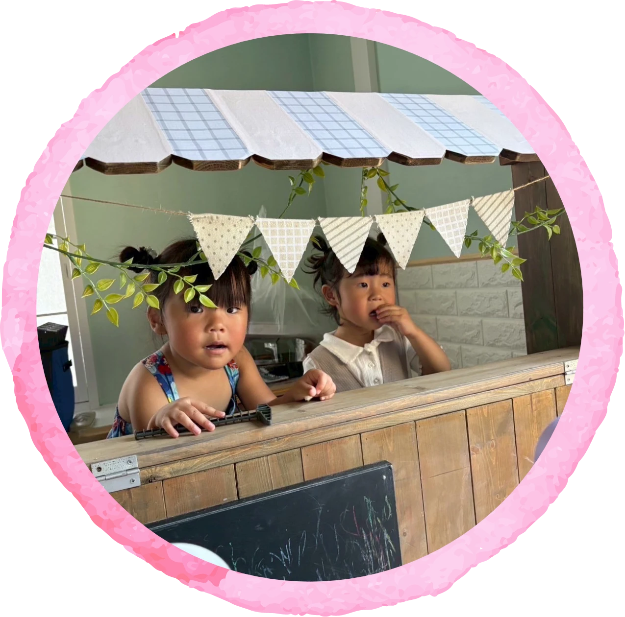 子育て世代の安心カフェKotonaの店内の遊ぶスペースで遊んでいる子供たちの様子