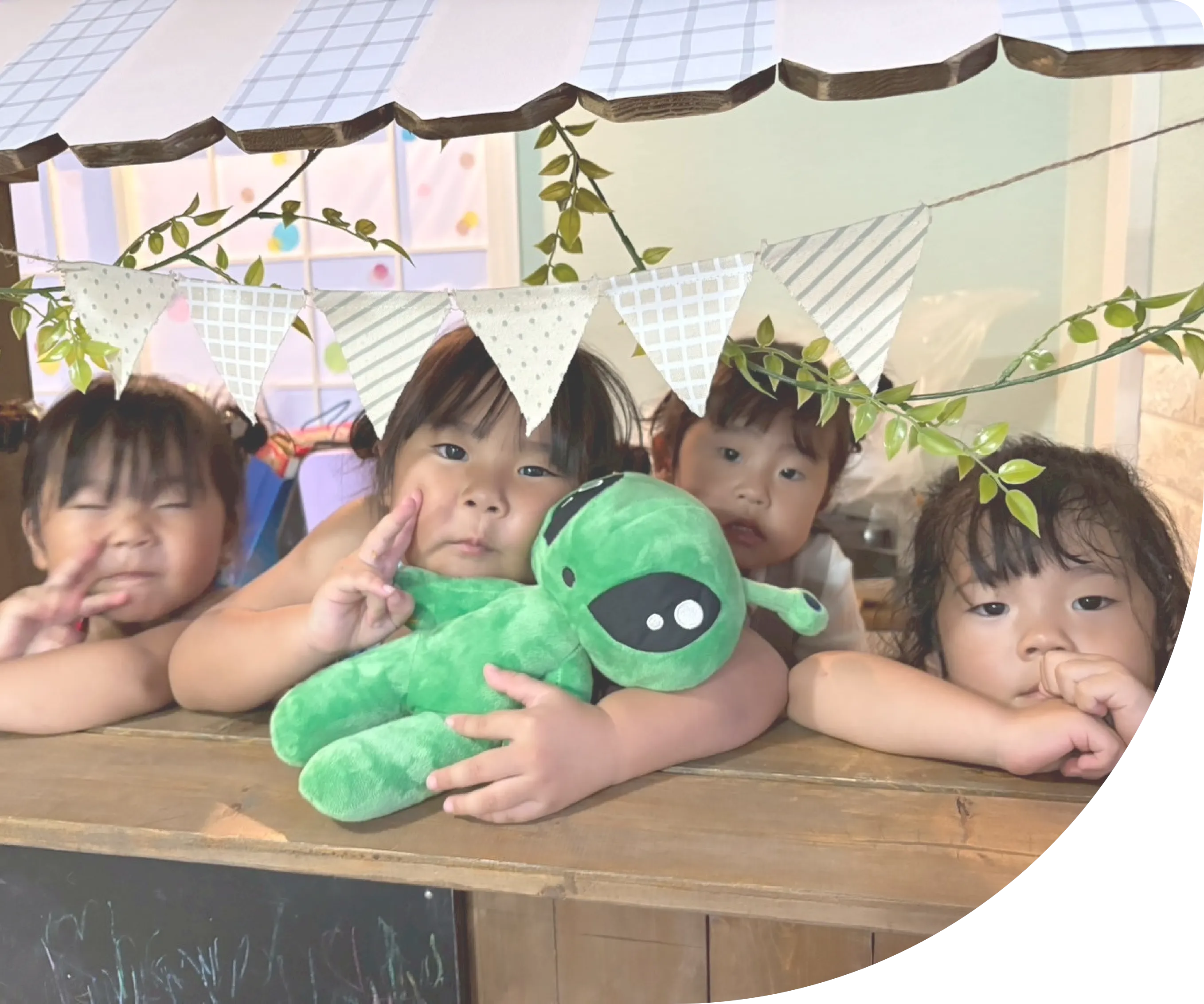 子育て世代の安心カフェKotonaの店内のプレイエリアにある子供キッチンで遊んでいる子供達