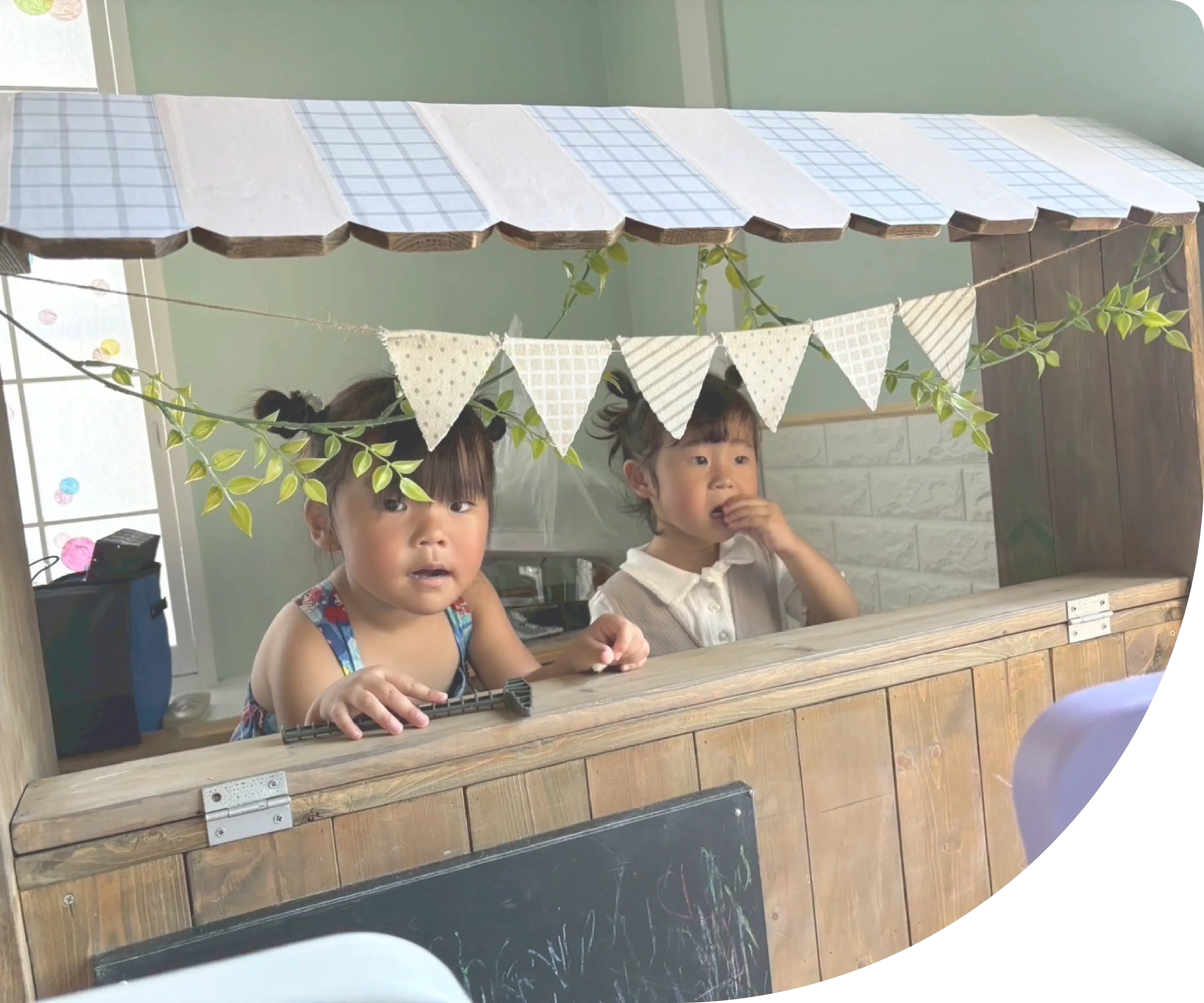 子育て世代の安心カフェKotonaの店内のプレイエリアにある子供キッチンで遊んでいる子供達