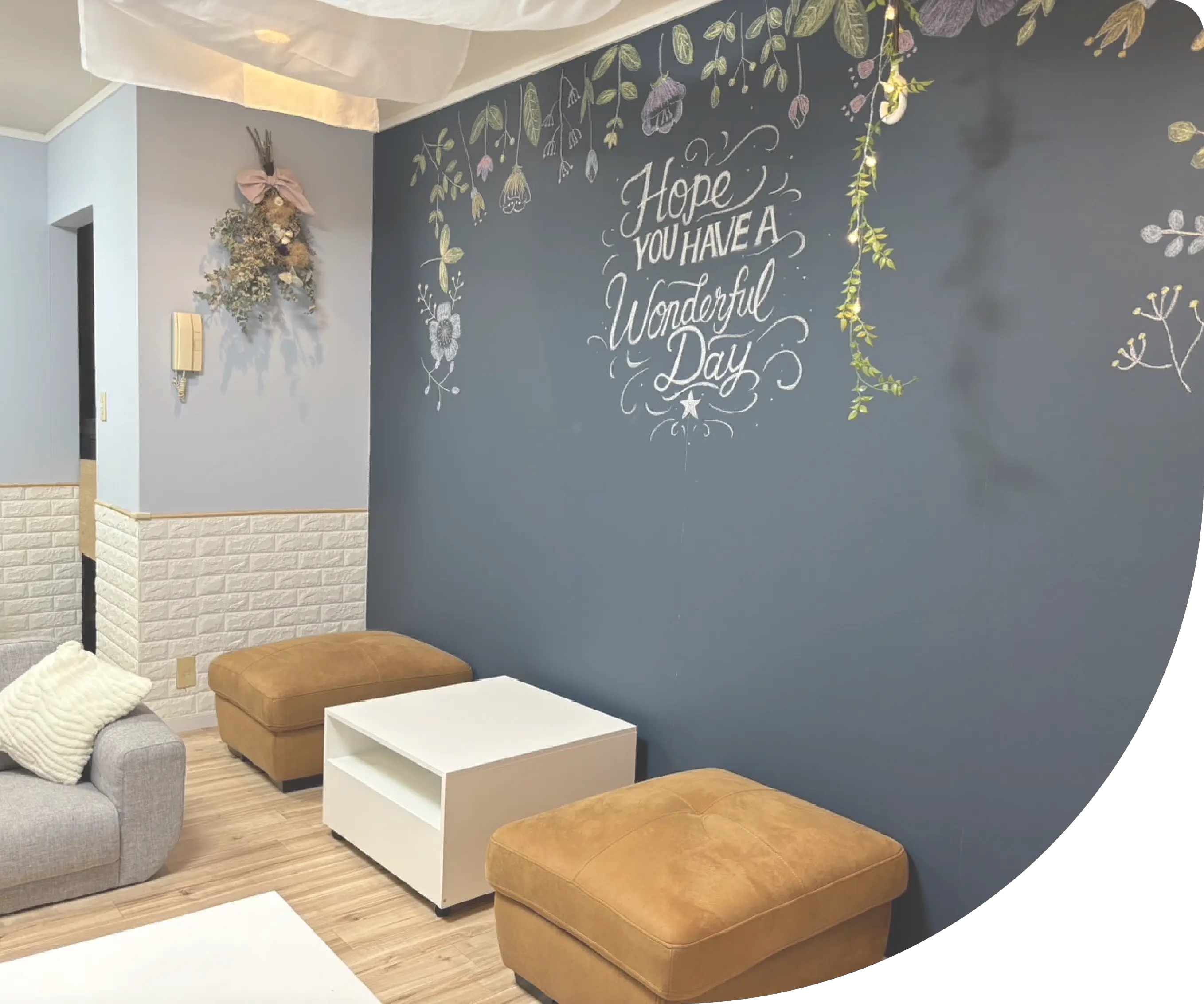 子育て世代の安心カフェKotonaの店内のソファー席