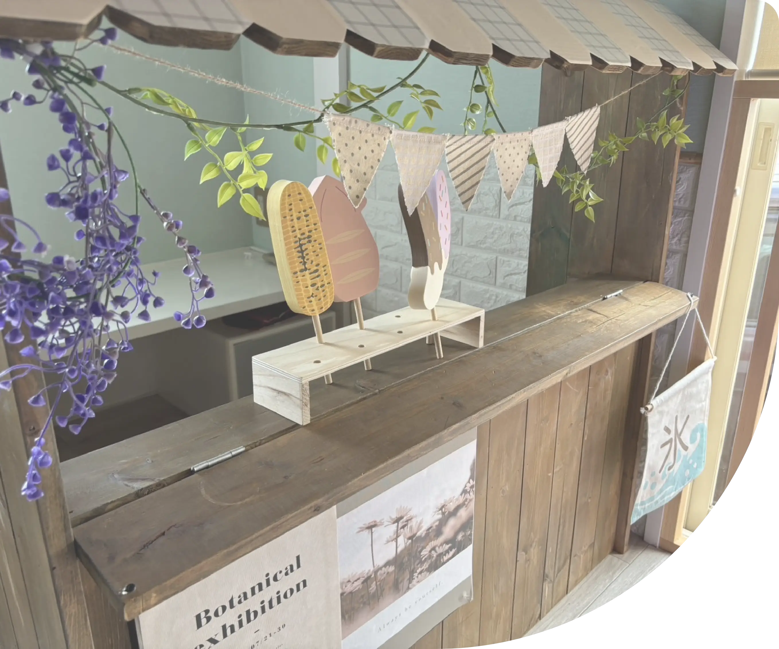 子育て世代の安心カフェKotonaの店内のプレイエリア子供キッチンのカウンター